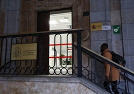 Acceso a la Oficina de Extranjería ubicada en la Gran Vía, a la altura del número 31.