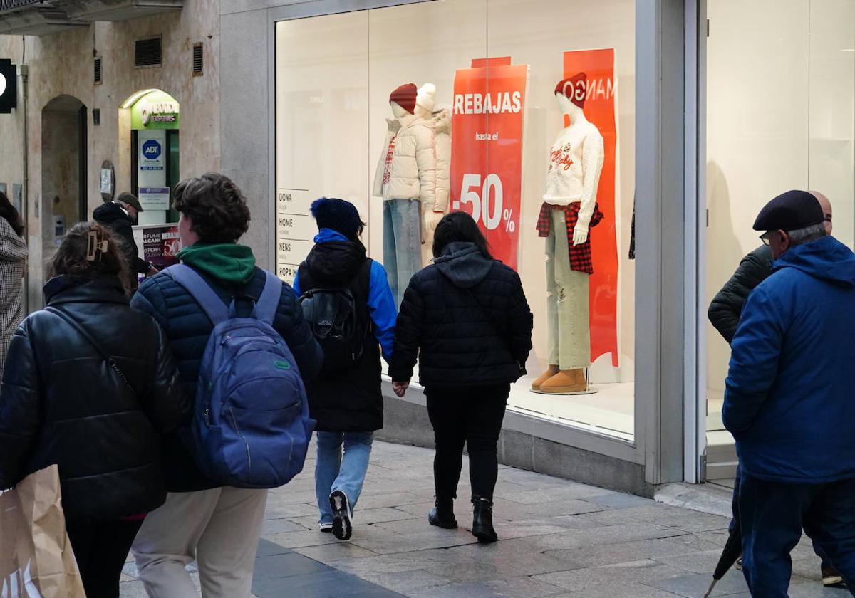 Imagen del escaparate de una tienda de Salamanca, en plenas rebajas.