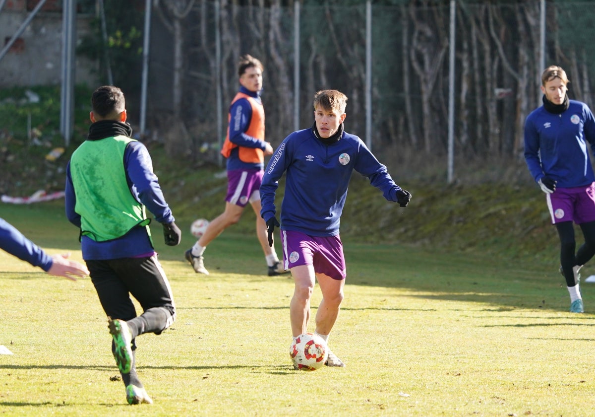 Cristeto con el balón en los pies durante la última sesión de entrenamiento.