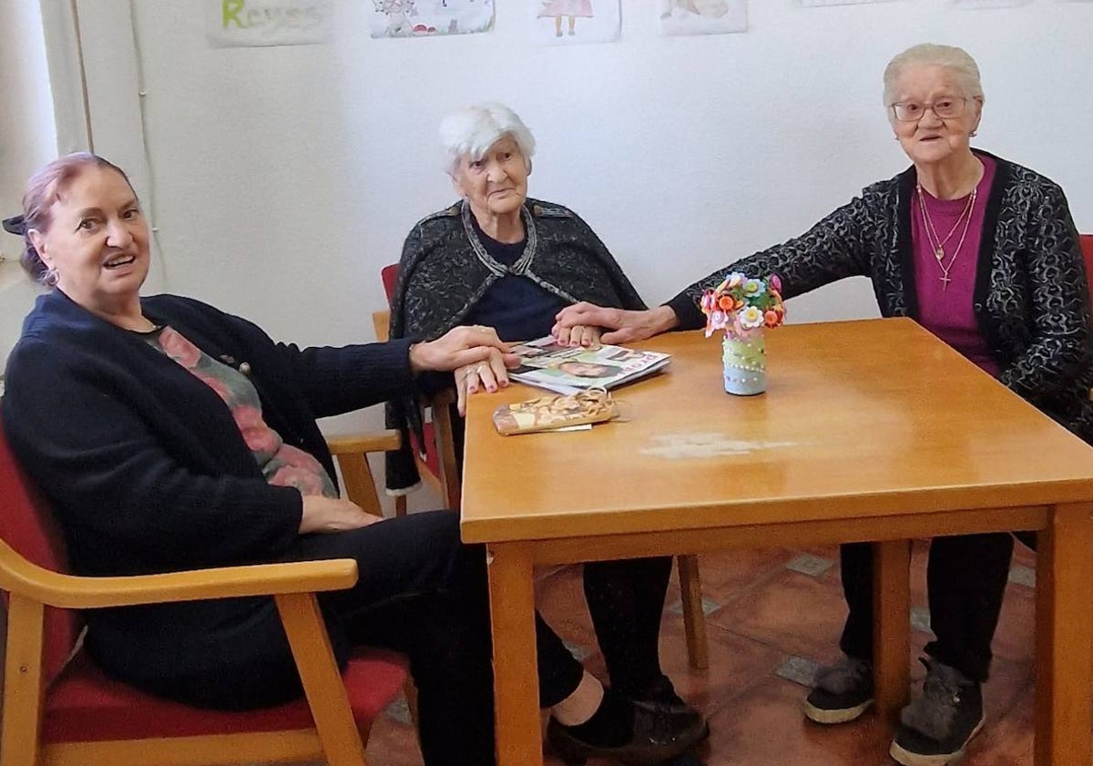 Imagen principal - Benita, en el centro, con sus hermanas Jacinta y Paqui.