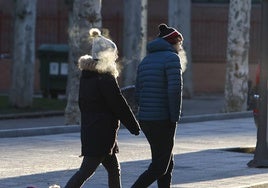 Una pareja pasea por Salamanca en un día de frío.