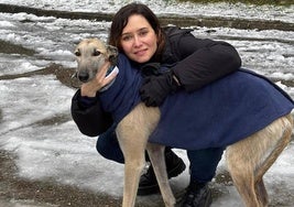 Isabel Díaz Ayuso con un perro.