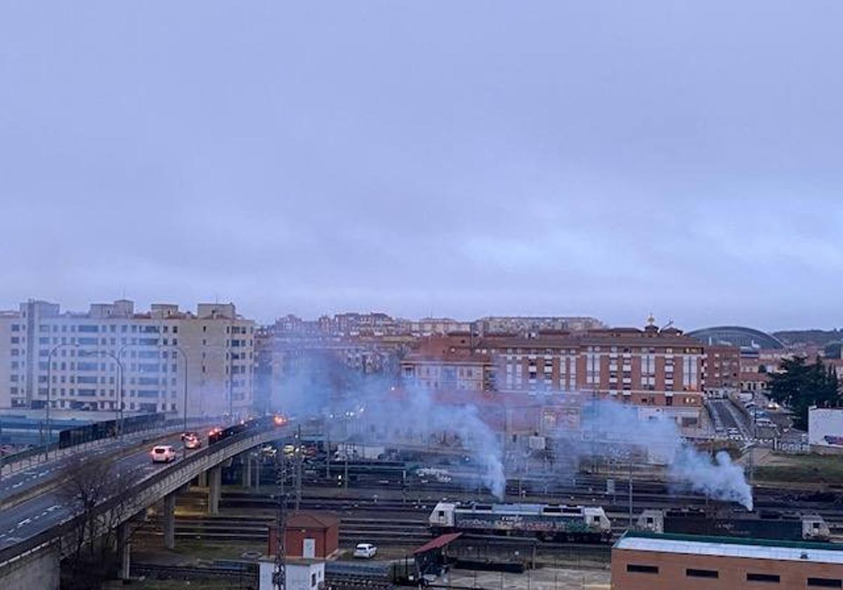 Imagen cedida por una vecina de los trenes en mantenimiento y las columnas de humo.