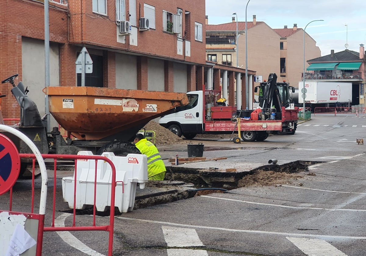 Las obras en la avenida José García Santos de Villares de la Reina.