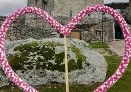 Corazón a modo de photocall, en San Felices.