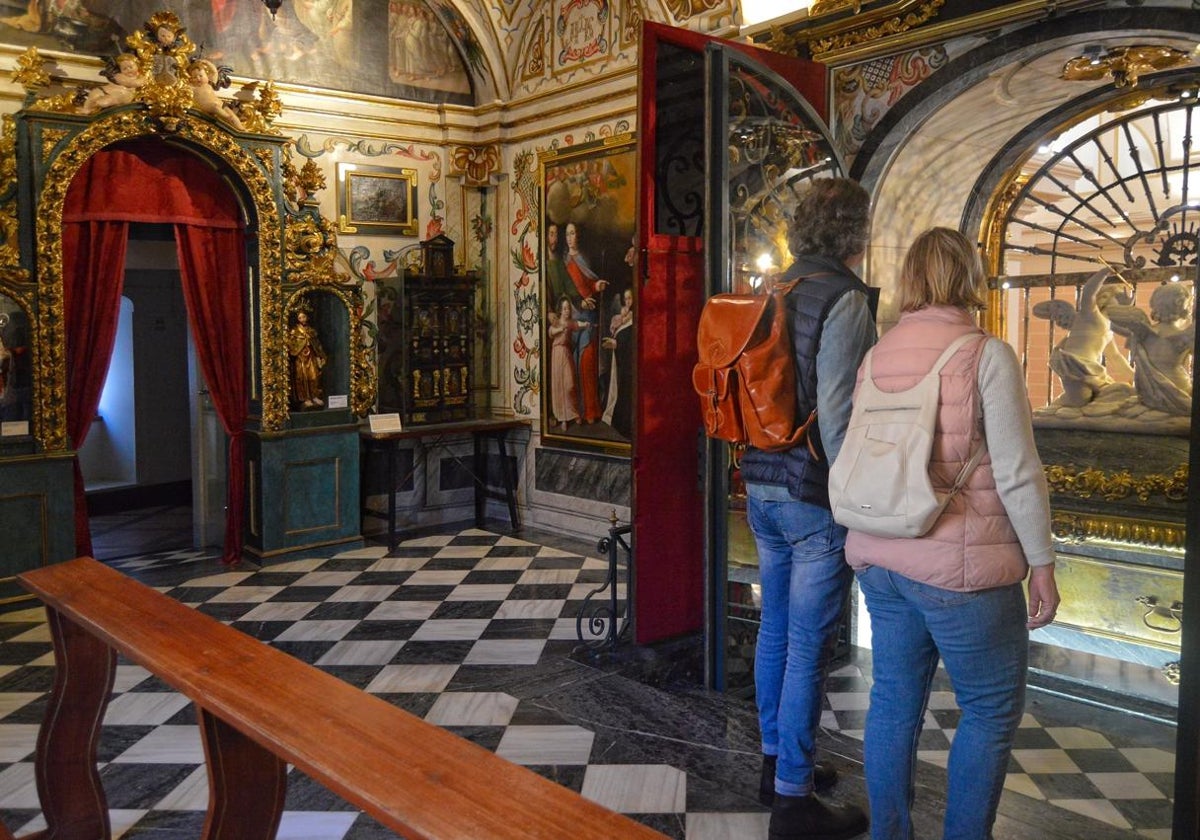 Visitantes ante el sepulcro de Sana Teresa donde se puede ver la urna de plata.