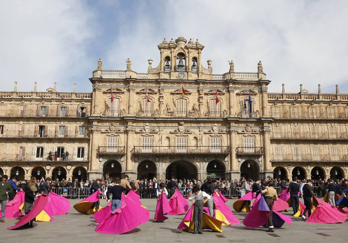 Alumnos de la Escuela de tauromaquia de Salamanca, en la Plaza Mayor de Salamanca.