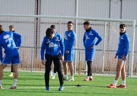 Imanol Baz (en el centro de la imagen) volverá a estar disponible tras cumplir su partido de sanción este pasado domingo.