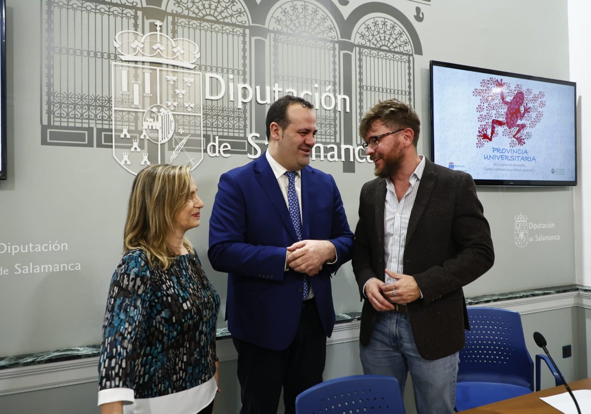 La vicerrectora Berta Gutiérrez, el diputado David Mingo y el director del programa, Javier Rubio.