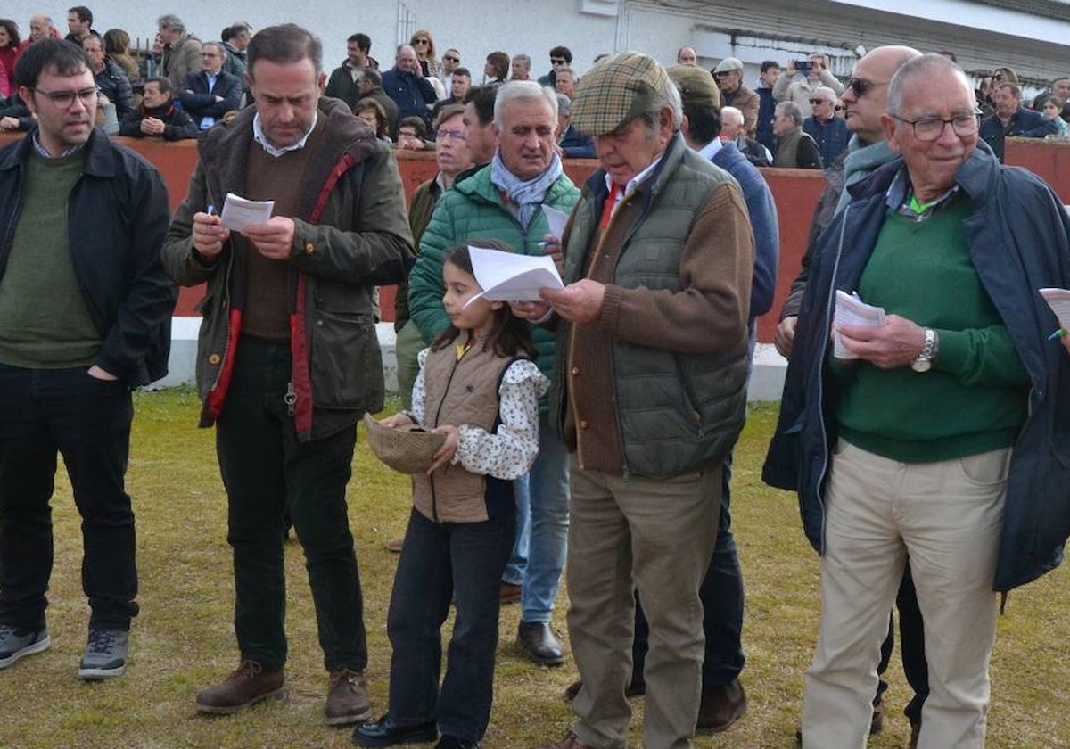 Miembros del jurado, en el sorteo del domingo en Ciudad Rodrigo.