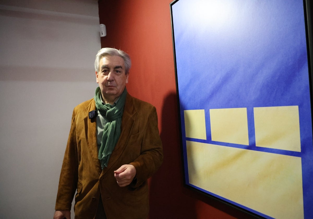 Carlos García Andrés posa junto al fotografía abstracta expuesta en el Museo de Salamanca.