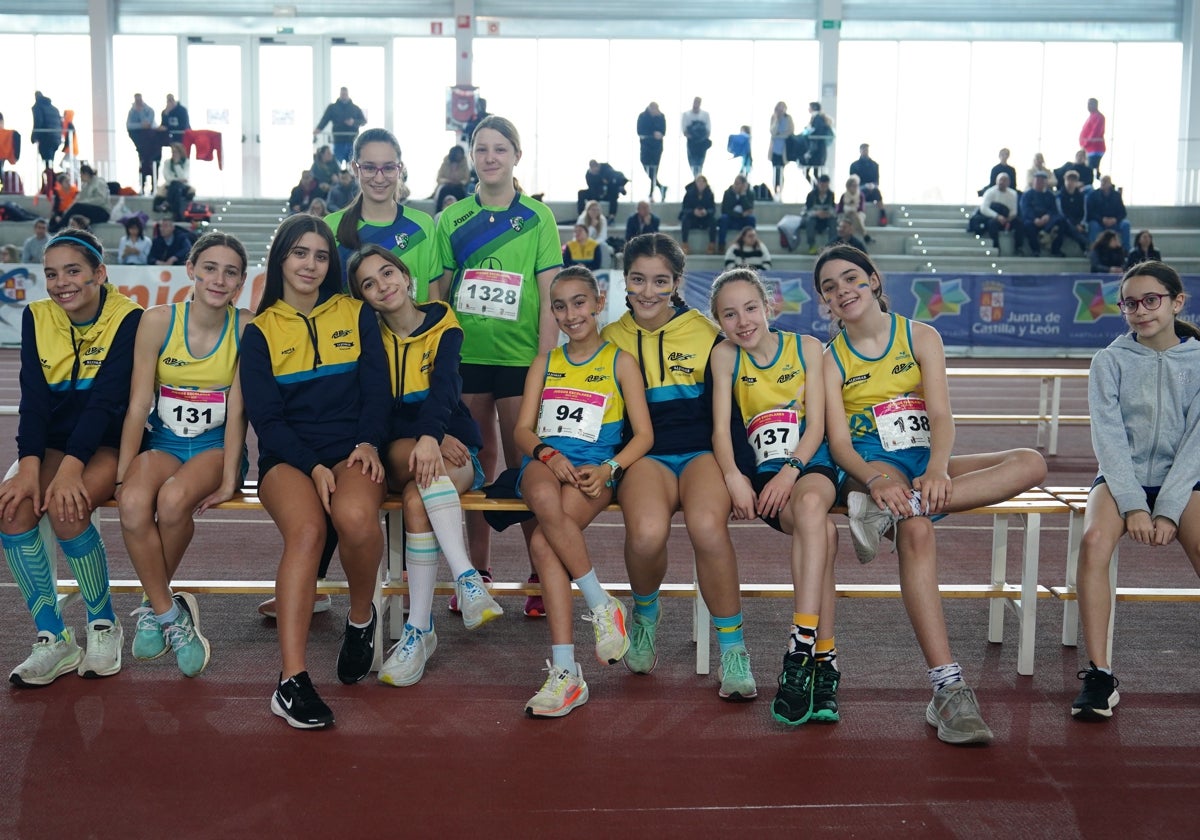 Participantes, en una de las pruebas del atletismo en pista cubierta el domingo.