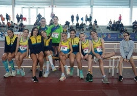 Participantes, en una de las pruebas del atletismo en pista cubierta el domingo.