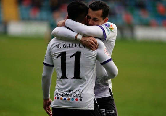 Lorenzo abraza efusivamente a Galván tras abrir el marcador el pasado domingo en el Helmántico.