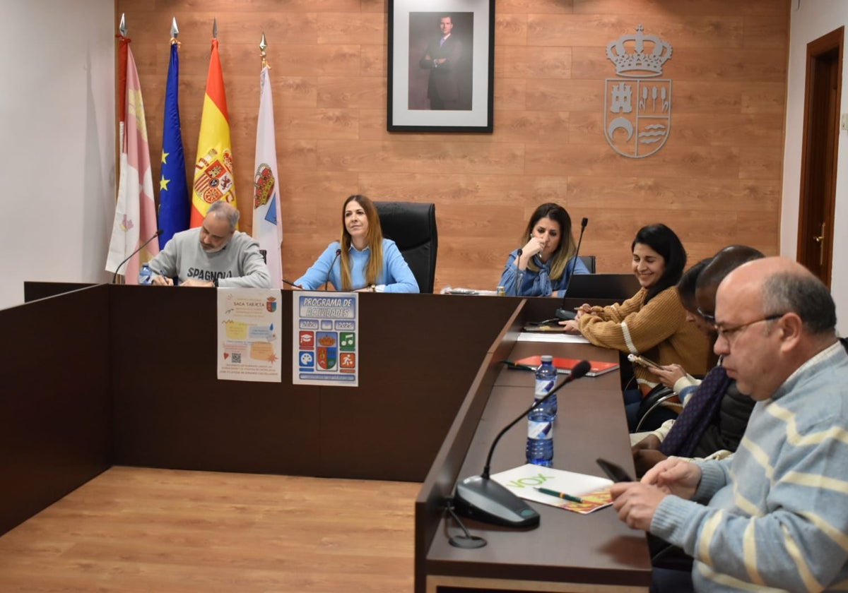 Parte de los munícipes de Castellanos de Moriscos, durante el pleno de este miércoles.