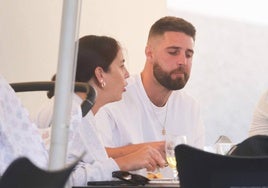 Anabel Pantoja y David Rodríguez, en la terraza de un restaurante junto a su hija.