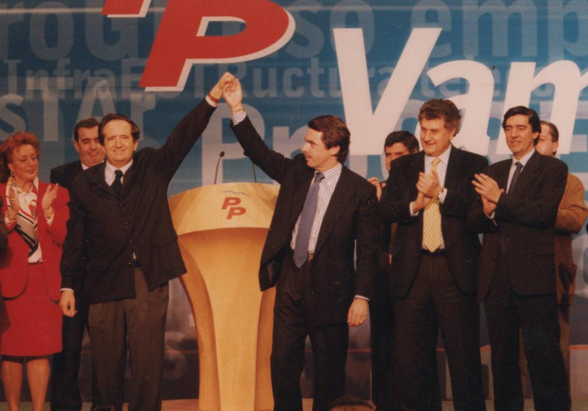 Mitin de José María Aznar, candidato del PP a la presidencia de Gobierno, en el Pabellón de Würzburg de Salamanca, en el año 2000.