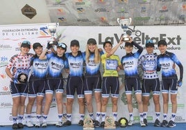 Las corredoras del Mirat Team, en el podio de la Vuelta a Extremadura.