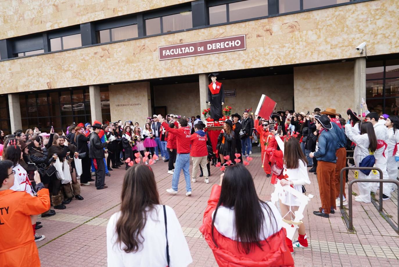 Donald Trump, Rayo McQueen y un &#039;santo&#039; a cuestas se cuelan en las fiestas del CODEX 2025