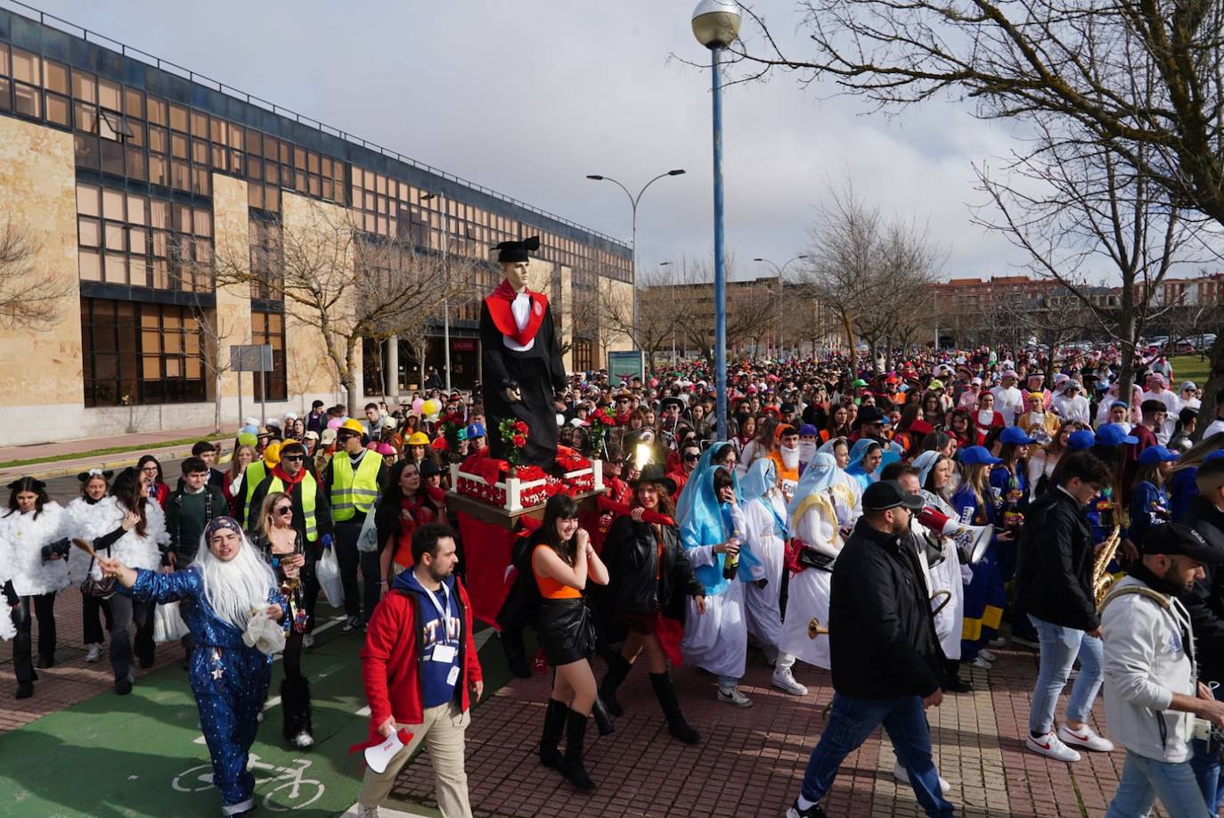 Donald Trump, Rayo McQueen y un &#039;santo&#039; a cuestas se cuelan en las fiestas del CODEX 2025