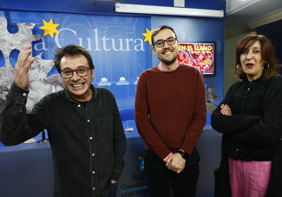 Jaime Santos y Ana Luz de Andrés, junto al concejal de cultura, Ángel Fernández, en la rueda de presentación de la obra.