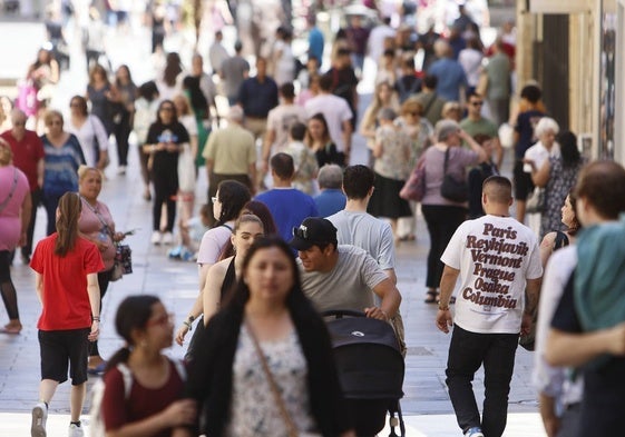 Decenas de personas paseando por el centro de Salamanca.