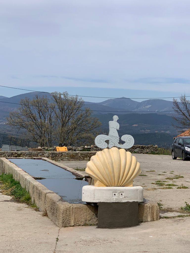 Escultura en recuerdo de Kiko y Hortensia, los jóvenes enamorados de Pinedas.