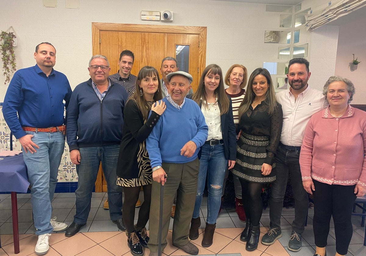 Pedro Miguel García rodeado de su familia durante la celebración de sus 100 años.