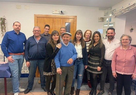 Pedro Miguel García rodeado de su familia durante la celebración de sus 100 años.