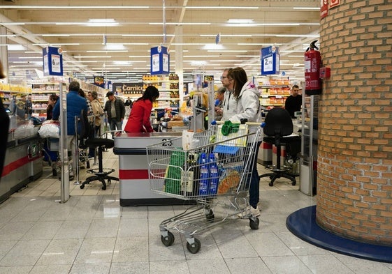 Clientes en las cajas de un supermercado de Salamanca.