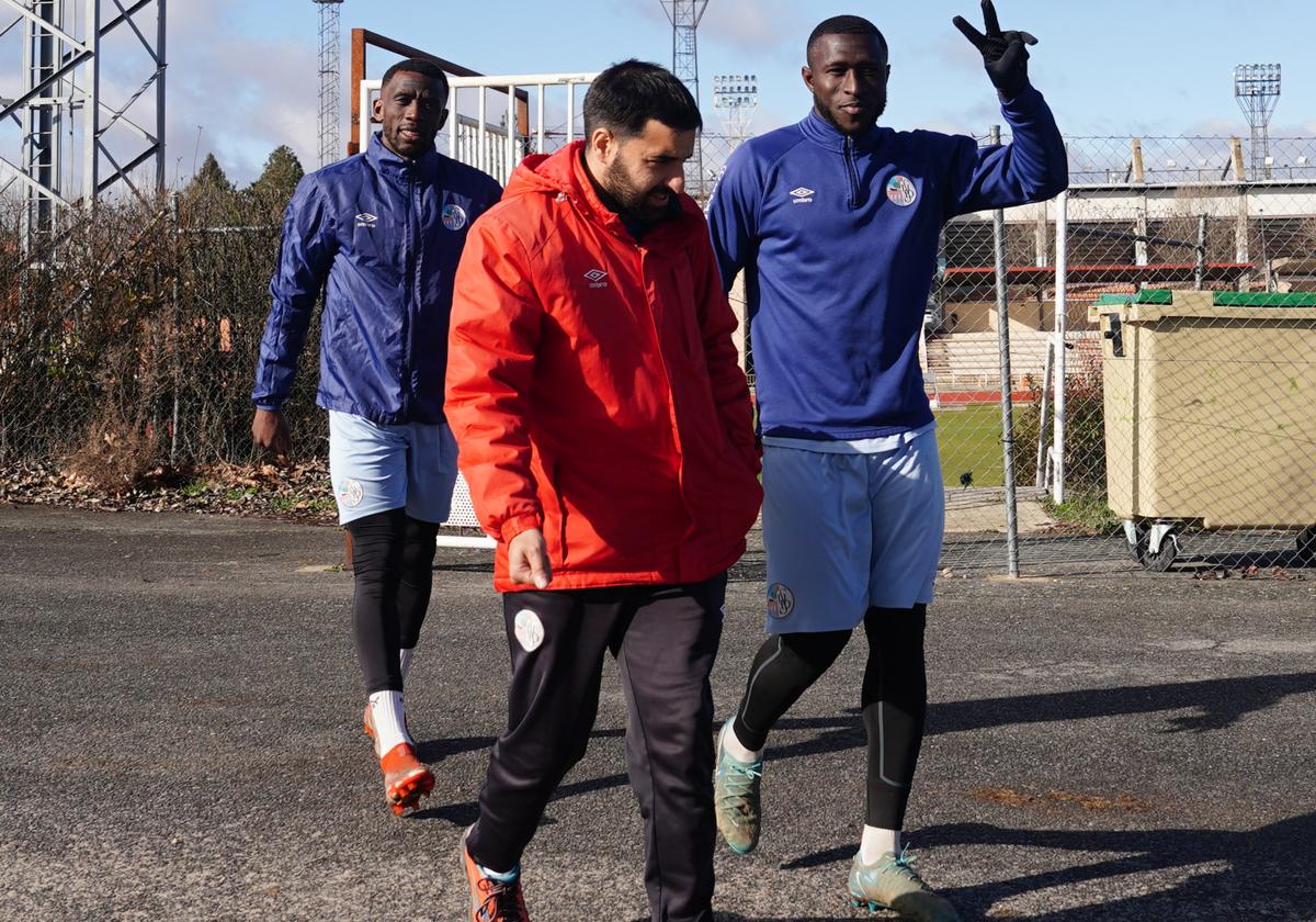 Souley Gassama, haciendo el símbolo de la victoria, llegando a entrar junto al fisio del club Manuel Vicente y Emaná.