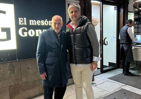 Tebas a la puerta del restaurante junto a Gonzalo Sendín.