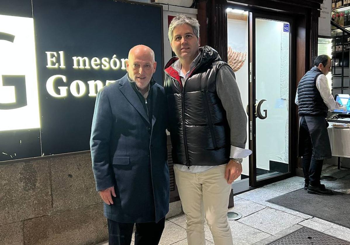 Tebas a la puerta del restaurante junto a Gonzalo Sendín.