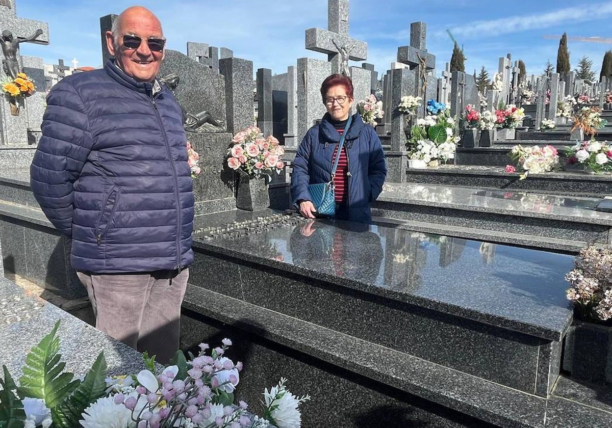 Teresa y Santos en su visita al cementerio.