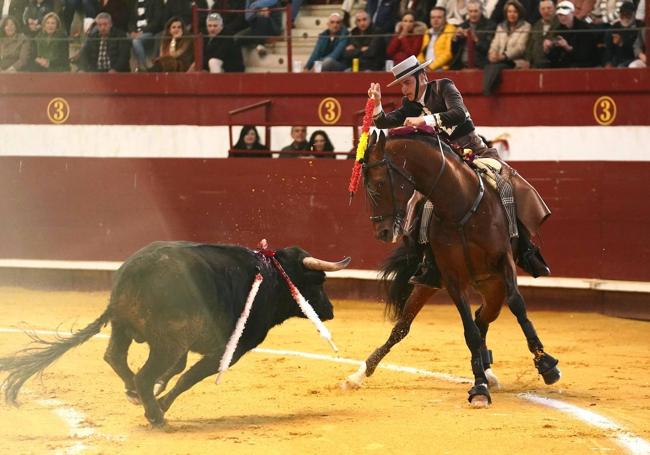 Un momento de la actuación del rejoneador Sergio Pérez De Gregorio.