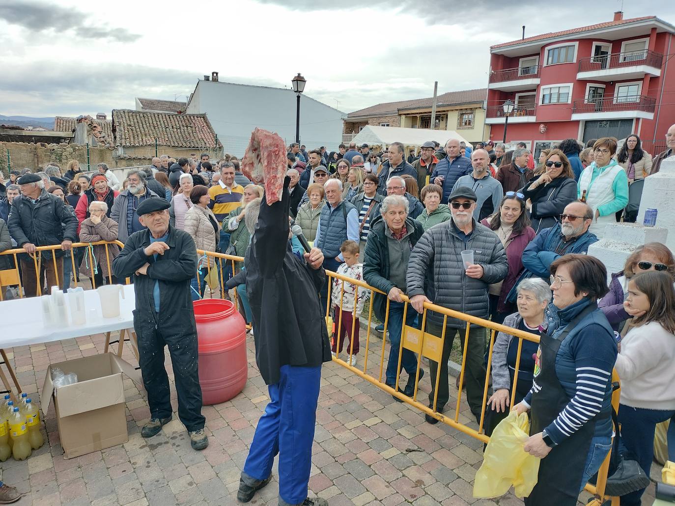 Santibáñez de Béjar disfruta de una multitudinaria fiesta de la matanza