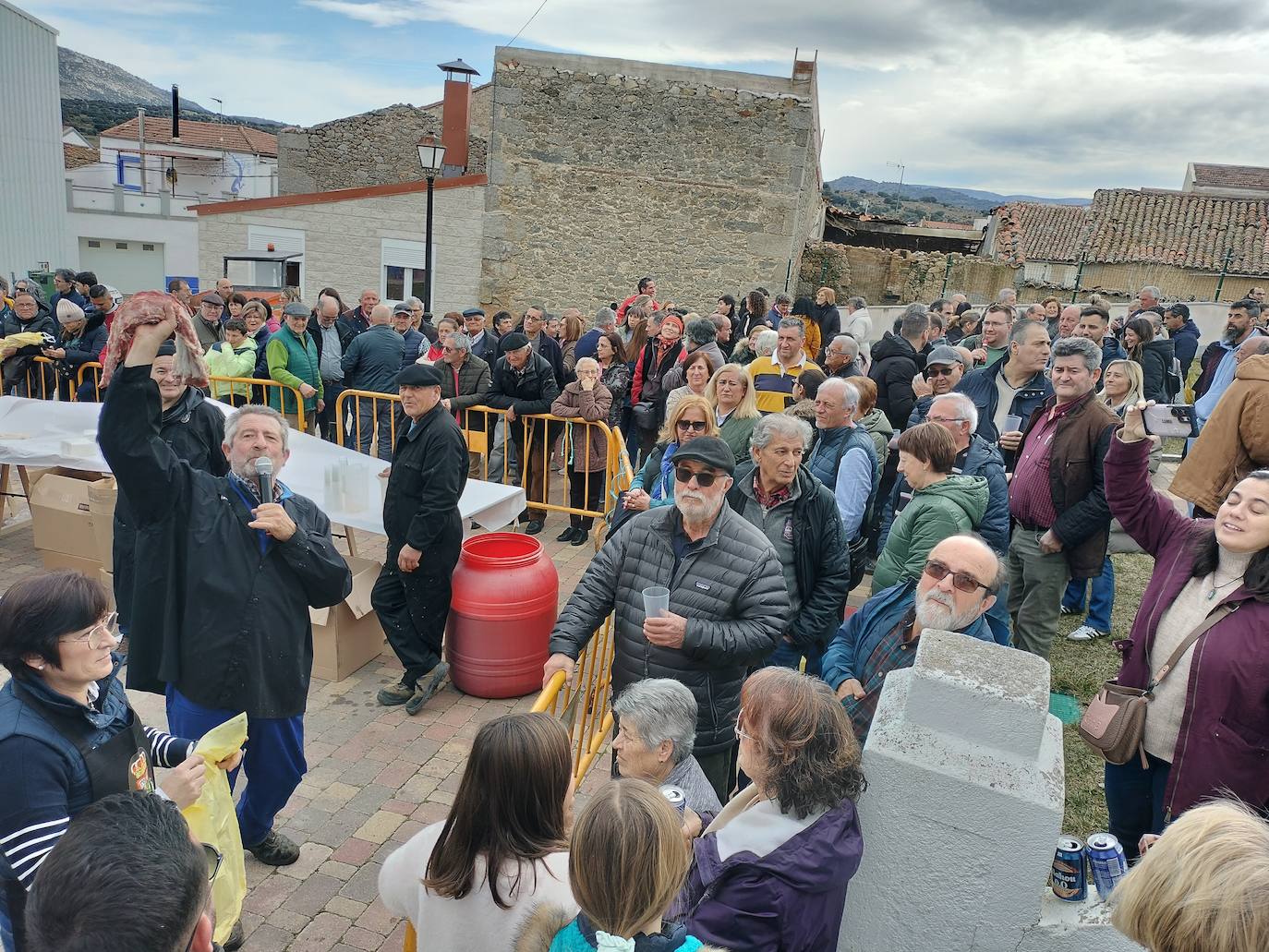 Santibáñez de Béjar disfruta de una multitudinaria fiesta de la matanza