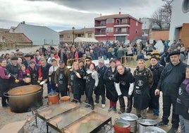 Los encargados de preparar la comida, listos para empezar a repartir