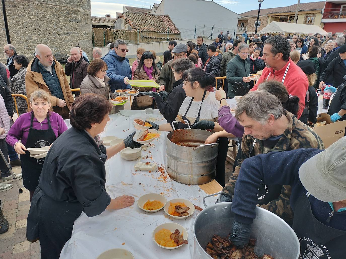 Santibáñez de Béjar disfruta de una multitudinaria fiesta de la matanza