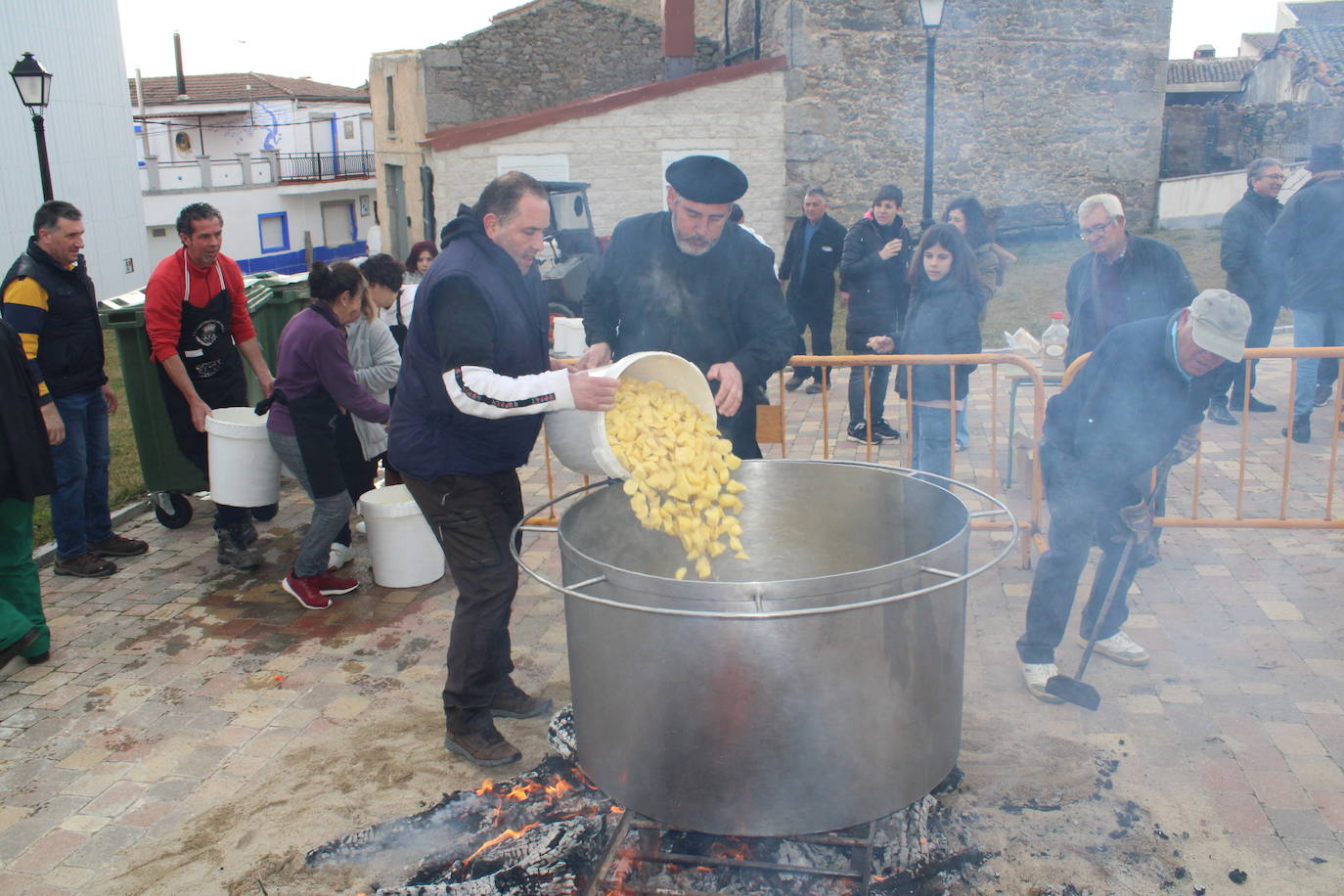 Santibáñez de Béjar disfruta de una multitudinaria fiesta de la matanza