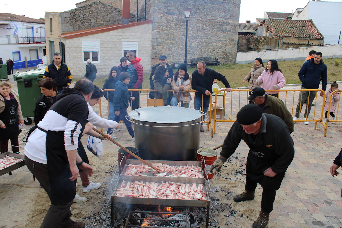 Santibáñez de Béjar disfruta de una multitudinaria fiesta de la matanza