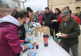 El reparto del almuerzo matancero en Matilla, con huevos fritos y farinato para el público