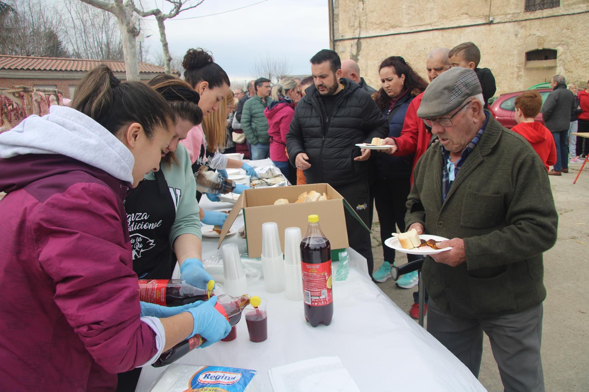 El público honra la fiesta de la matanza tradicional en Matilla de los Caños