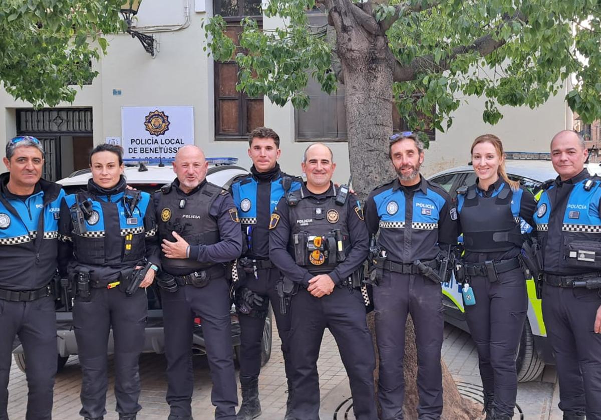 Aarón Gómez, cuarto por la izquierda, y Abelardo Periañez, tercero por la derecha, con sus compañeros de Salamanca en la comisaría de Benetússer.