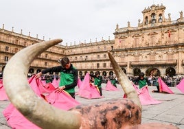 Alumnos de la Escuela taurina en la exhibición de toreo de salón en la Plaza Mayor