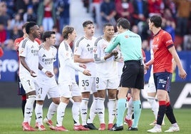 Mbappé pide explicaciones a Munuera Montero.