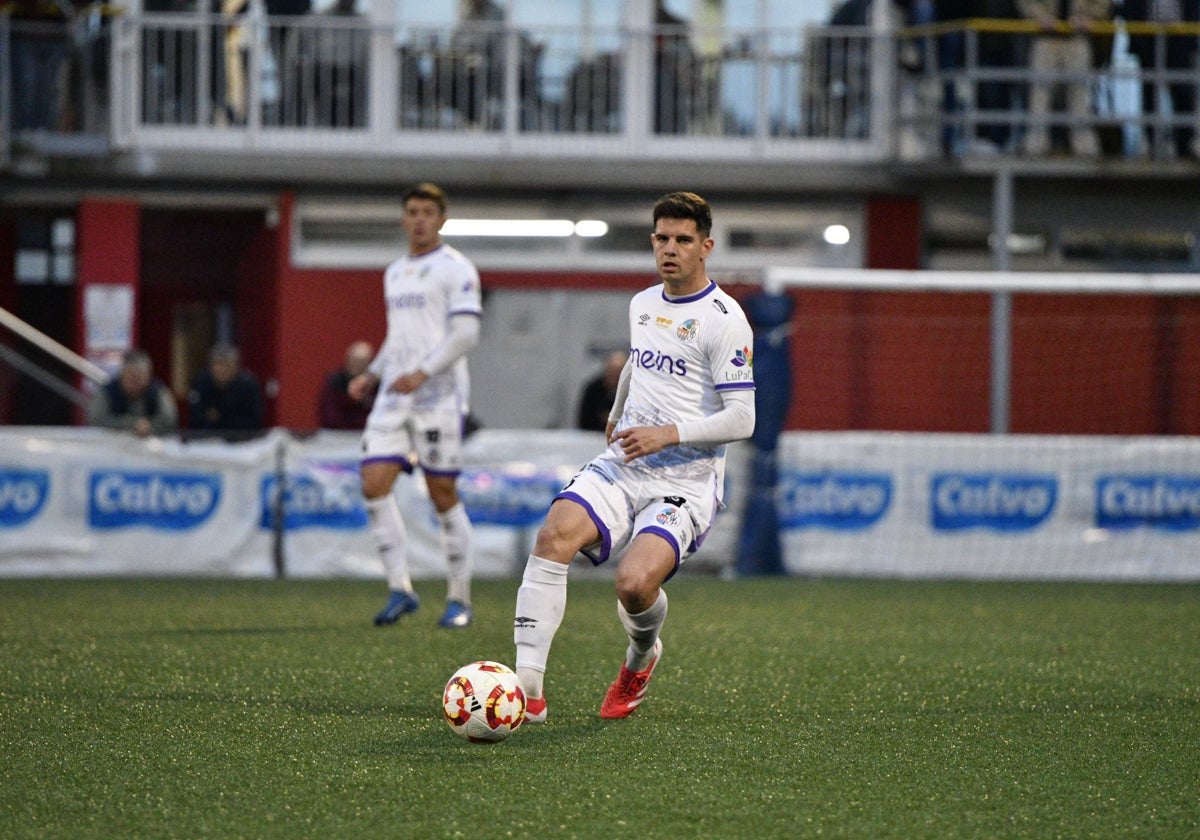 Javier Murua sacando el balón desde atrás en el choque en As Eiroas.