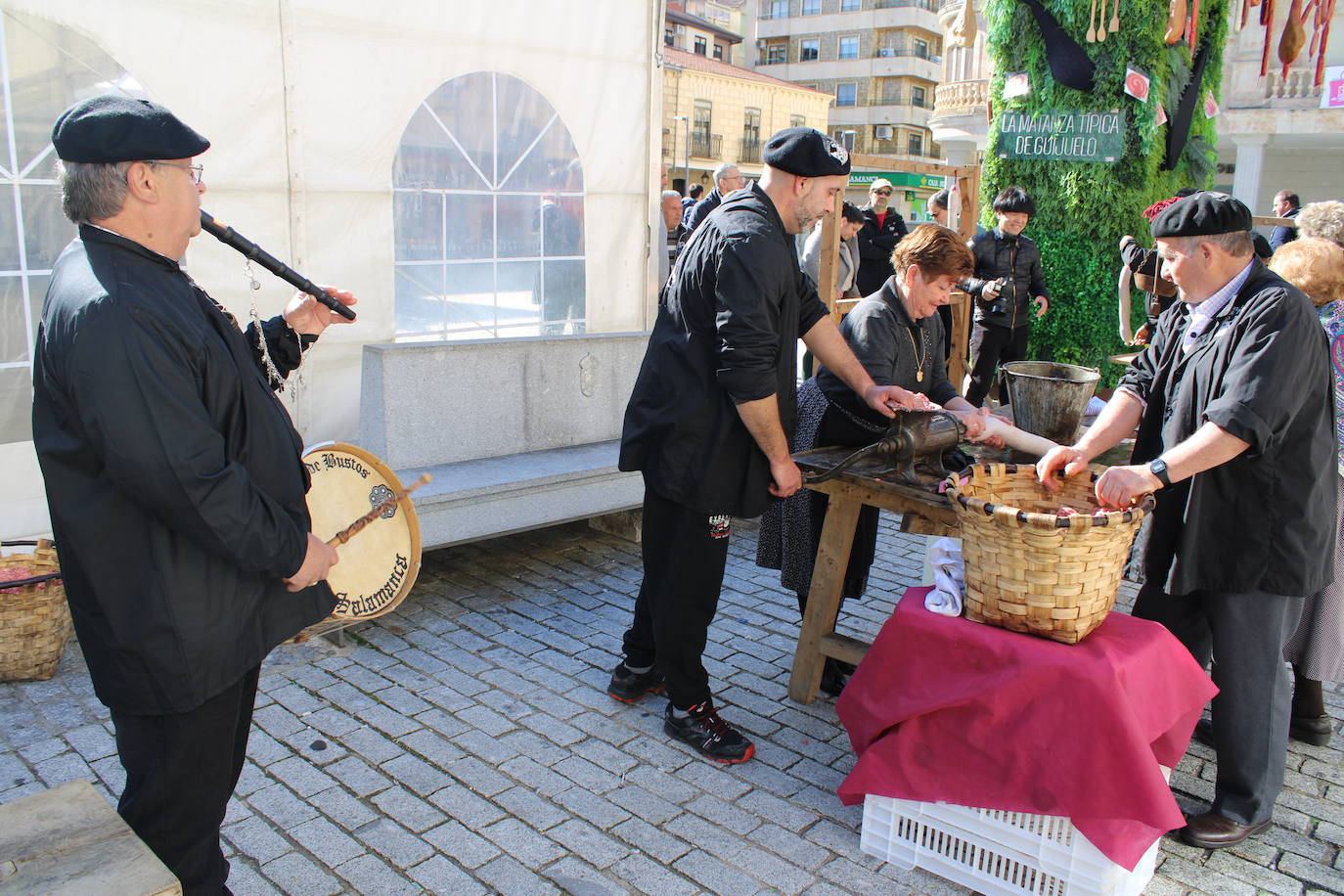 Guijuelo disfruta de una animada fiesta del mondongo