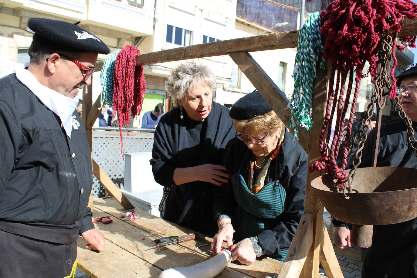 Guijuelo disfruta de una animada fiesta del mondongo