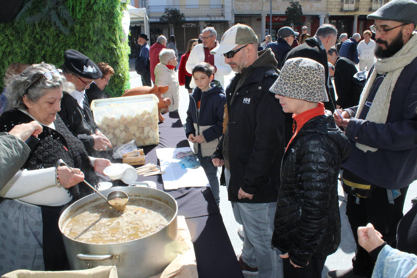 Guijuelo disfruta de una animada fiesta del mondongo